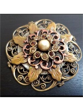 VINTAGE PEARL RHINESTONE FLOWER GOLD TONE 1 7/8" BROOCH